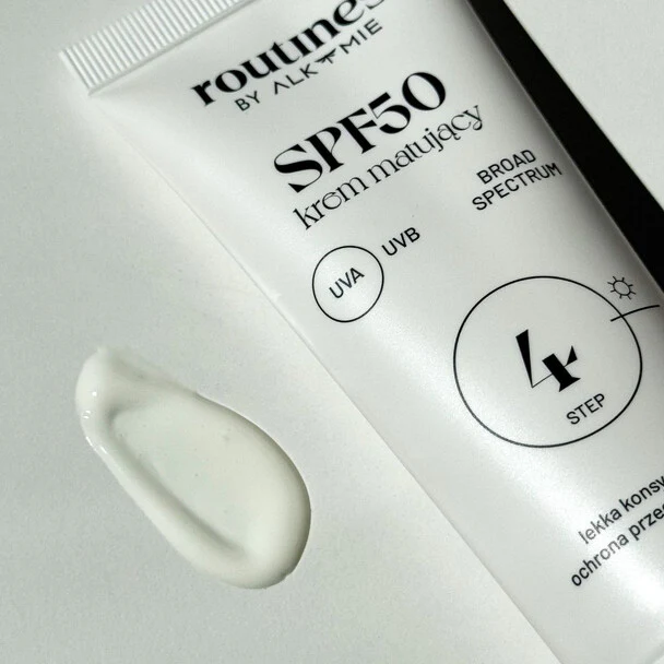STEP 4. Krem matujący SPF 50 - Image 3